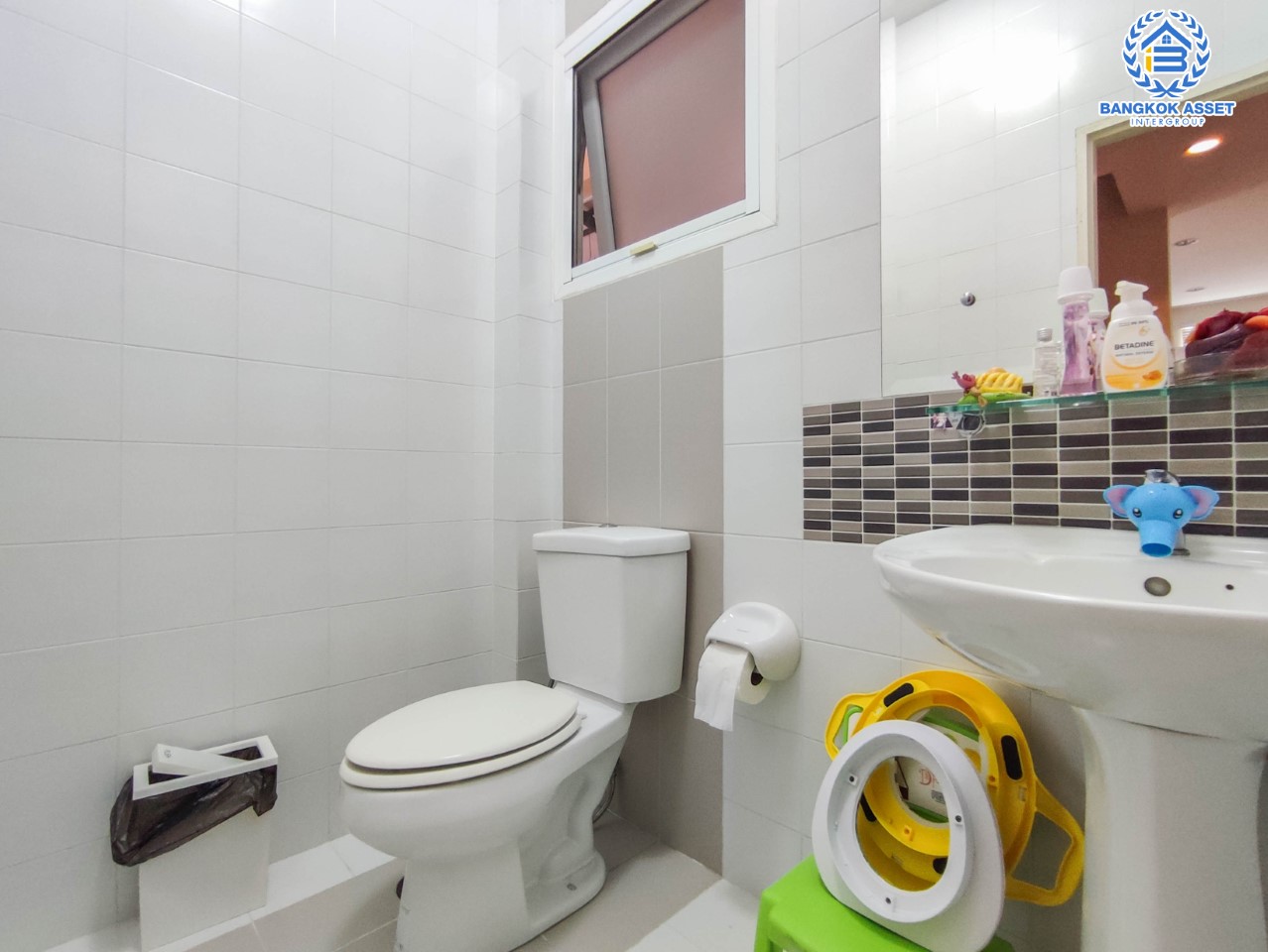 *****บ้านมือสอง ม.รสา สแปนิช คอร์ทยาร์ด รามอินทรา หลังมุม เนื้อที่ 53.6 ตร.ว. ฟังก์ชัน 3 ห้องนอน 3 ห้องน้ำ จอดรถได้ 2 คัน Facilities ครบครัน บนทำเลเชื่อมต่อหลายเส้นทาง ถ.ลาดปลาเค้า, ถ.รามอินทรา, ถ.เกษตร-นวมินทร์ ใกล้ทางด่วน "รามอินทรา-อาจณรงค์" และ เซ็นทรัลรามอินทรา